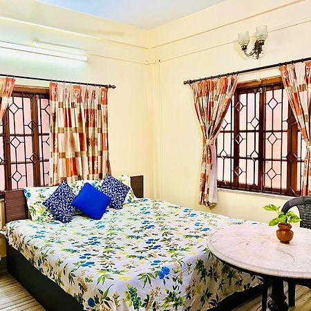 Spacious Apt With Antique Furniture ,Ac & Kitchen Καλκούτα Εξωτερικό φωτογραφία